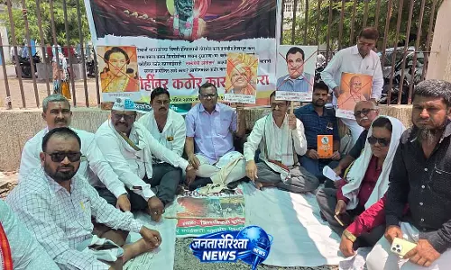 Beed में धीरेंद्र कृष्ण शास्त्री के खिलाफ कार्रवाई की मांग को लेकर प्रदर्शन Beed में धीरेंद्र कृष्ण शास्त्री के खिलाफ कार्रवाई की मांग को लेकर प्रदर्शन