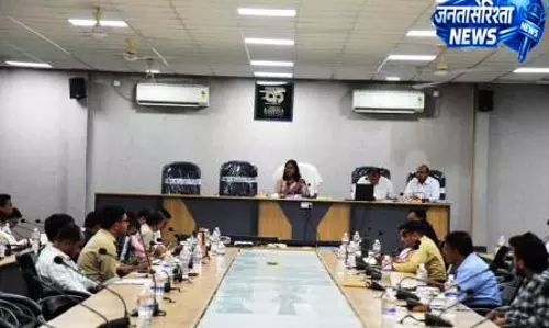 कलेक्टर ने साप्ताहिक समय-सीमा की बैठक में योजनाओं का शत प्रतिशत लाभ पहुंचाने पर दिया जोर