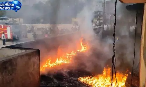 विकास नगर में स्टेडियम के पास भीषण आग, 15 फीट ऊंची लपटों से मचा हड़कंप विकास नगर में स्टेडियम के पास भीषण आग, 15 फीट ऊंची लपटों से मचा हड़कंप