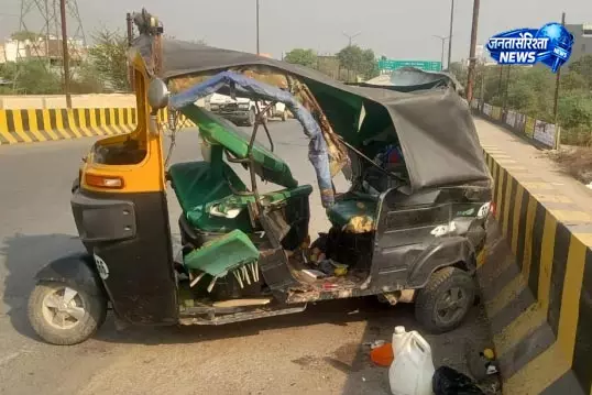 डॉक्टर ने कार से ऑटो को मारी ठोकर, महिला की मौत डॉक्टर ने कार से ऑटो को मारी ठोकर, महिला की मौत