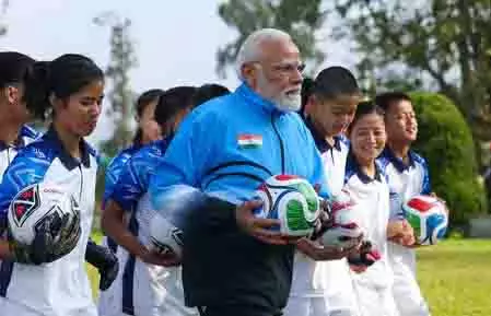 बच्चों के साथ फुटबॉल खेलते नजर आए पीएम मोदी, कहा- नन्हे दोस्तों के साथ खेलने का मजा ही कुछ और है बच्चों के साथ फुटबॉल खेलते नजर आए पीएम मोदी, कहा- नन्हे दोस्तों के साथ खेलने का मजा ही कुछ और है