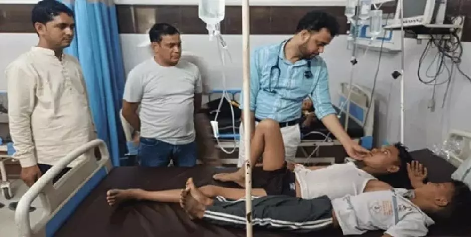 Sambhal: शादी की दावत बनी हादसा, 100 से अधिक लोग बीमार Sambhal: शादी की दावत बनी हादसा, 100 से अधिक लोग बीमार
