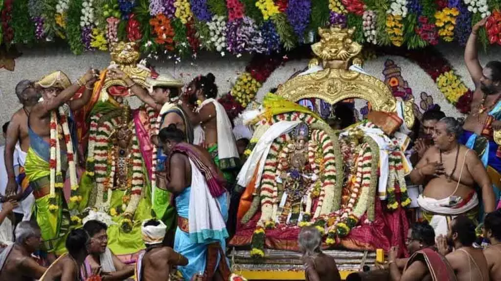Madurai Chithirai Festival: मीनाक्षी-सुंदरेश्वर दिव्य विवाह भव्य रूप से मनाया गया Madurai Chithirai Festival: मीनाक्षी-सुंदरेश्वर दिव्य विवाह भव्य रूप से मनाया गया