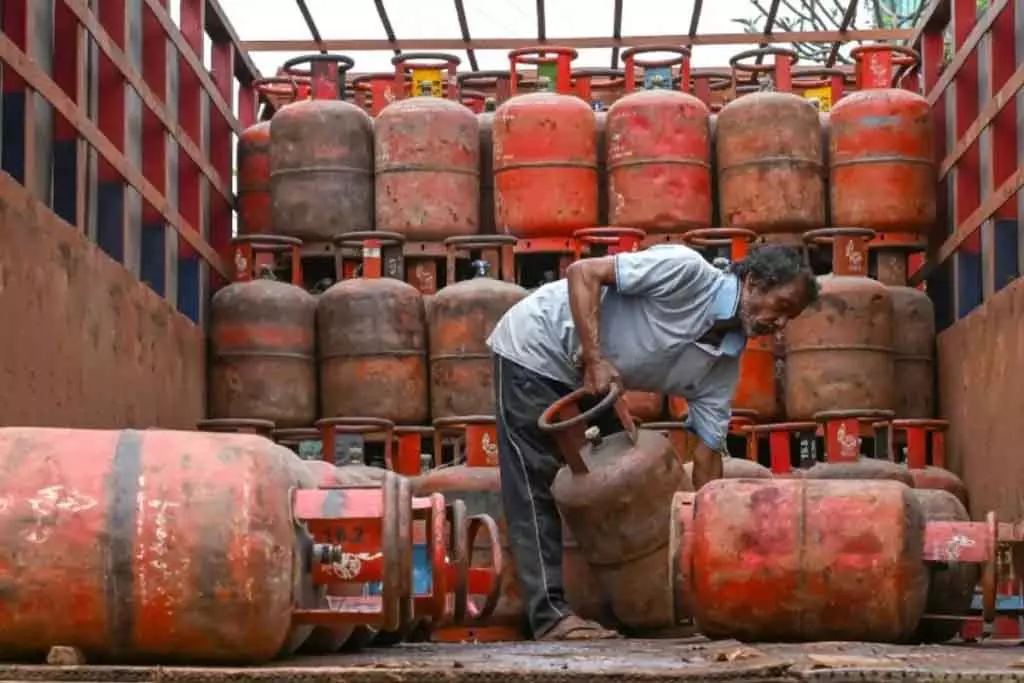 Chennai गलत इस्तेमाल की चिंताओं के चलते नए LPG कनेक्शन रोक दिए गए Chennai गलत इस्तेमाल की चिंताओं के चलते नए LPG कनेक्शन रोक दिए गए