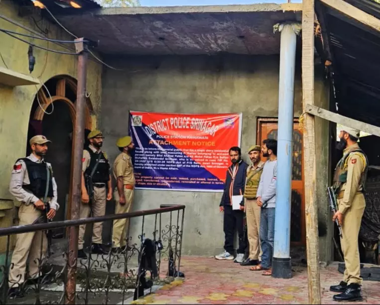 Srinagar: नशा तस्कर की अचल संपत्ति पर बड़ी कार्रवाई Srinagar: नशा तस्कर की अचल संपत्ति पर बड़ी कार्रवाई