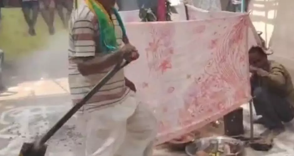 शादी के समय भी अग्नि परीक्षा, जलते अंगारों में चलना पड़ता है दूल्हा-दुल्हन को शादी के समय भी अग्नि परीक्षा, जलते अंगारों में चलना पड़ता है दूल्हा-दुल्हन को