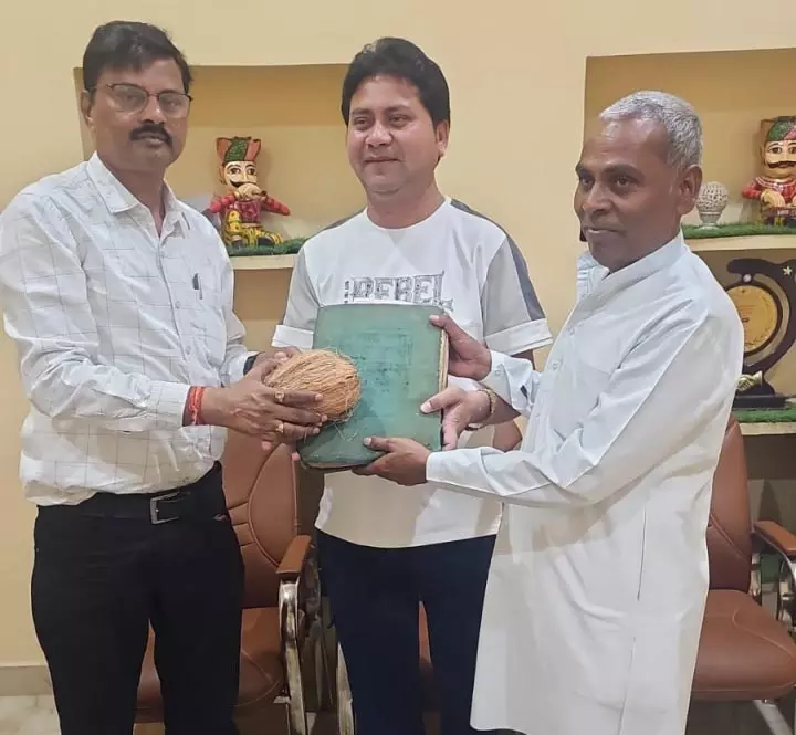 सदगुरु कबीर आश्रम में मिली 326 वर्ष पुरानी दुर्लभ पाण्डुलिपियाँ सदगुरु कबीर आश्रम में मिली 326 वर्ष पुरानी दुर्लभ पाण्डुलिपियाँ