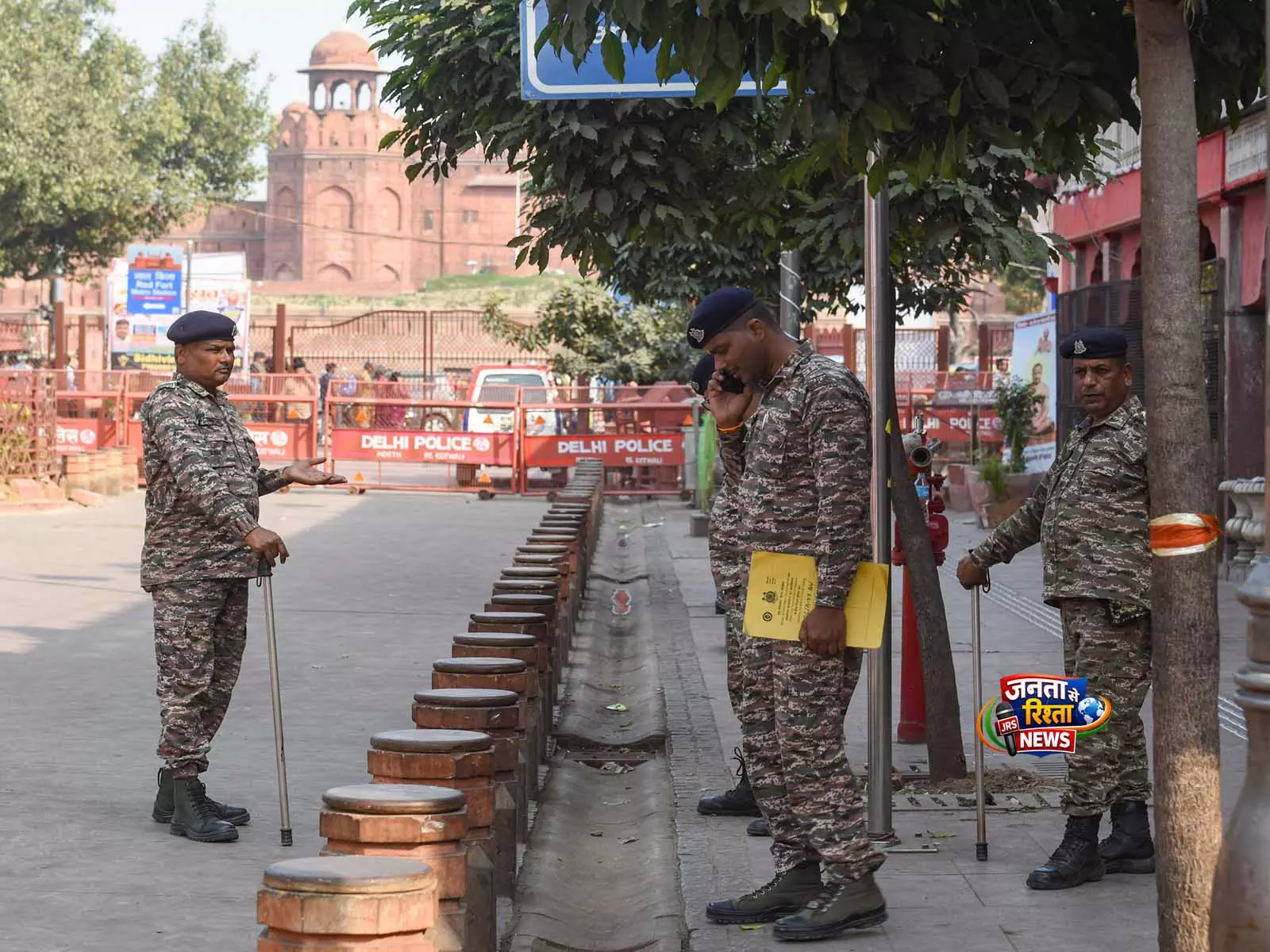 सुरक्षा एजेंसियों ने Delhi की आतंकी साज़िश नाकाम की, गुर्गों से 18 अत्याधुनिक हथियार बरामद किए सुरक्षा एजेंसियों ने Delhi की आतंकी साज़िश नाकाम की, गुर्गों से 18 अत्याधुनिक हथियार बरामद किए