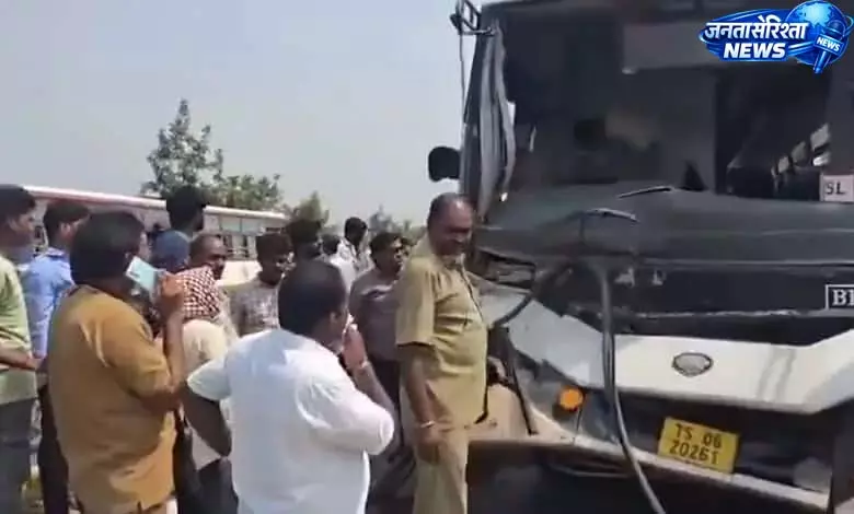 तेलंगाना के मेडक में TGSRTC बस और लॉरी में टक्कर, कई घायल तेलंगाना के मेडक में TGSRTC बस और लॉरी में टक्कर, कई घायल