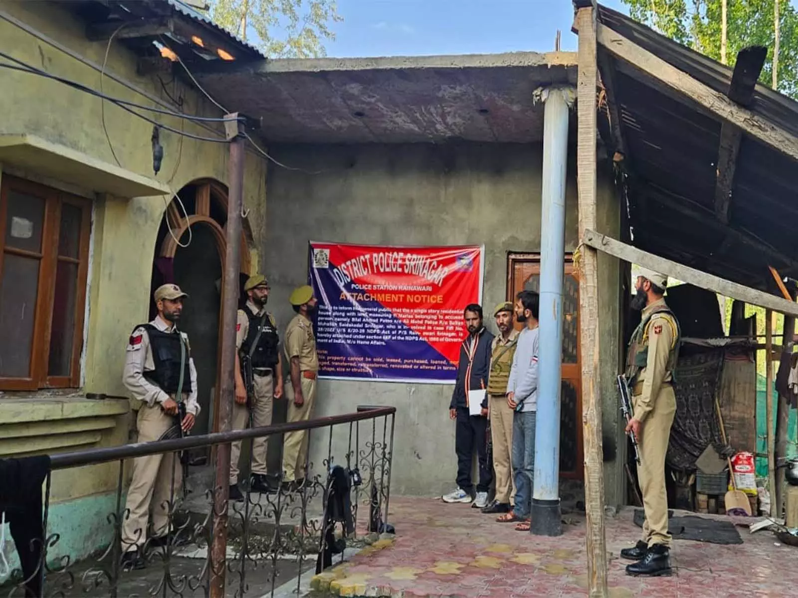Srinagar Police की बड़ी कार्रवाई: नशा तस्कर की 1.5 करोड़ रुपये की संपत्ति जब्त Srinagar Police की बड़ी कार्रवाई: नशा तस्कर की 1.5 करोड़ रुपये की संपत्ति जब्त