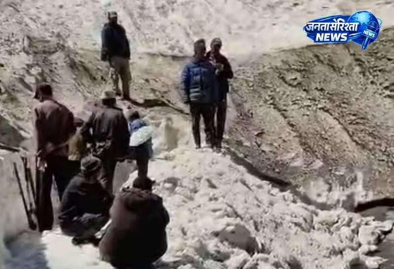 Lahaul में किसानों ने फसल के लिए लिया ग्लेशियर तोड़ने का जोखिम Lahaul में किसानों ने फसल के लिए लिया ग्लेशियर तोड़ने का जोखिम
