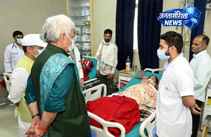 Udhampur: घायलों से मिलकर एलजी ने जताया सहानुभूति Udhampur: घायलों से मिलकर एलजी ने जताया सहानुभूति