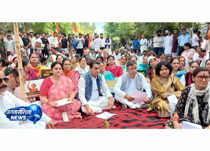 नारी शक्ति के समर्थन में Kathua में प्रिया की अगुवाई में आक्रोश रैली नारी शक्ति के समर्थन में Kathua में प्रिया की अगुवाई में आक्रोश रैली
