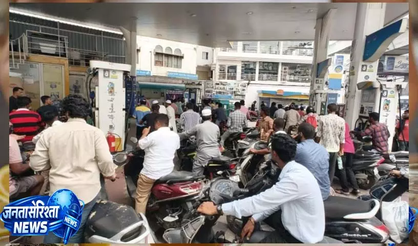 Telangana ने ईंधन संकट के बीच पेट्रोल की आपूर्ति 126 प्रतिशत बढ़ाई Telangana ने ईंधन संकट के बीच पेट्रोल की आपूर्ति 126 प्रतिशत बढ़ाई