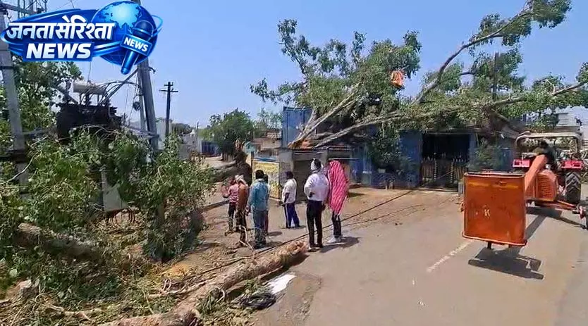 CG: बारिश के बाद 18 घंटे का ब्लैकआउट, बिजली व्यवस्था पर सवाल CG: बारिश के बाद 18 घंटे का ब्लैकआउट, बिजली व्यवस्था पर सवाल