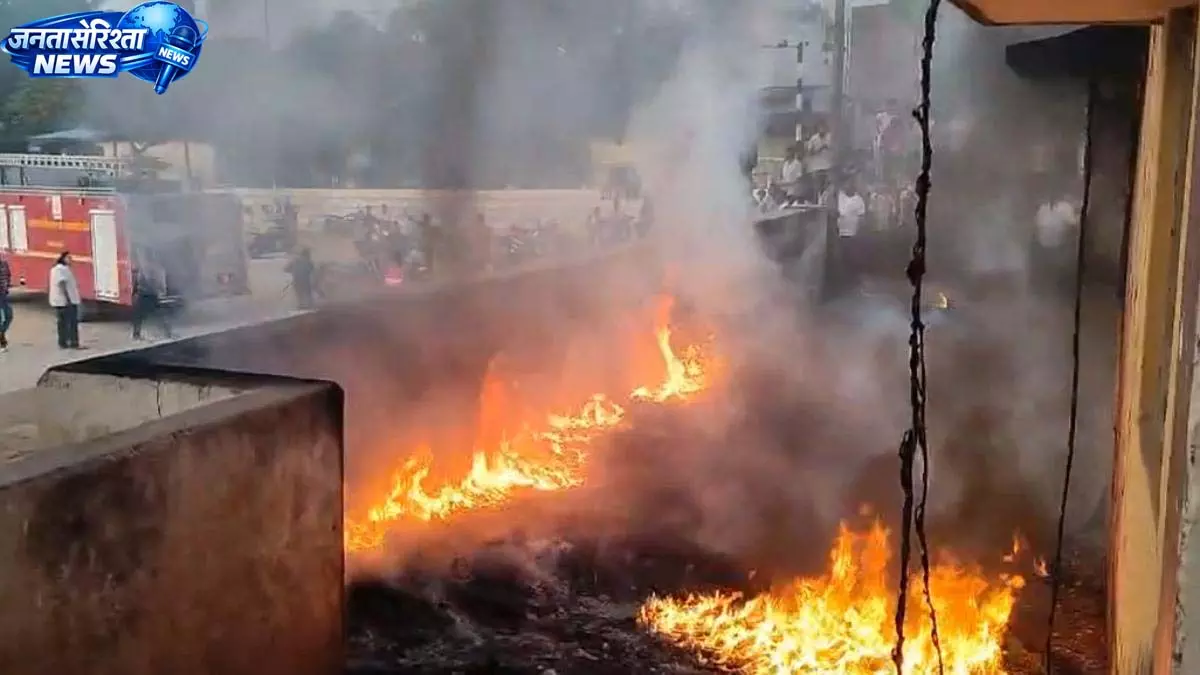 विकास नगर में स्टेडियम के पास भीषण आग, 15 फीट ऊंची लपटों से मचा हड़कंप विकास नगर में स्टेडियम के पास भीषण आग, 15 फीट ऊंची लपटों से मचा हड़कंप