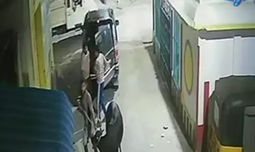 Tamil Nadu : रात में लग्जरी कारों में मवेशियों की तस्करी Tamil Nadu : रात में लग्जरी कारों में मवेशियों की तस्करी