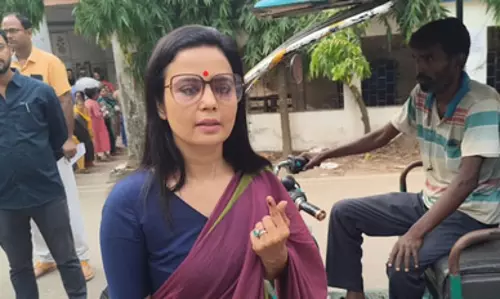 लोकतंत्र को बचाने की लड़ाई में हिस्सा ले रही पश्चिम बंगाल की जनता : महुआ मोइत्रा लोकतंत्र को बचाने की लड़ाई में हिस्सा ले रही पश्चिम बंगाल की जनता : महुआ मोइत्रा