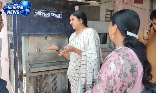 मेयर ने जगाधरी में नगर निगम ऑफिस का औचक निरीक्षण किया