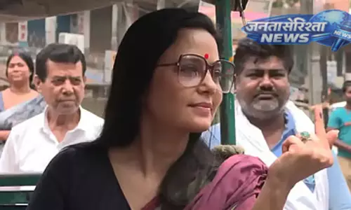 पश्चिम बंगाल में वोटिंग ज़ोरों पर : Mahua मोइत्रा ने रिक्शे में बैठकर वोट डाला