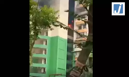 गौर ग्रीन एवेन्यू सोसाइटी में भीषण आग, फ्लैटों में धुआं भरा, लोग घबराकर बाहर निकले