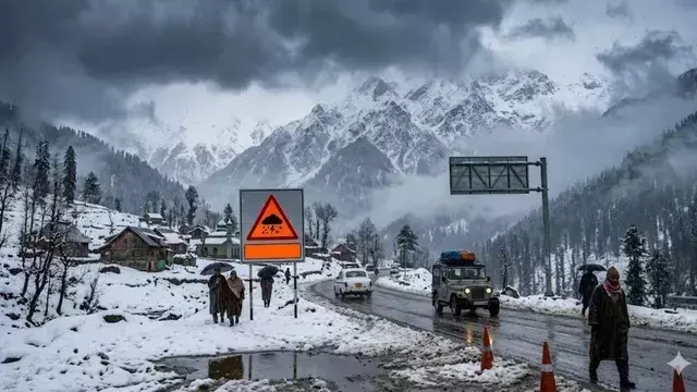 Srinagar: जम्मू-कश्मीर में आंशिक बादल और बारिश संभव Srinagar: जम्मू-कश्मीर में आंशिक बादल और बारिश संभव