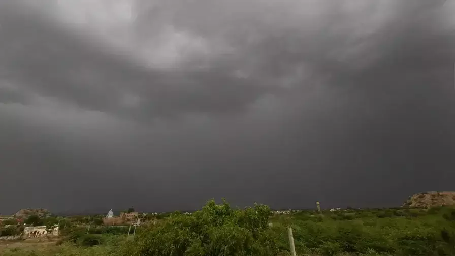 Jaipur: भीषण गर्मी के बीच हल्की राहत के संकेत Jaipur: भीषण गर्मी के बीच हल्की राहत के संकेत