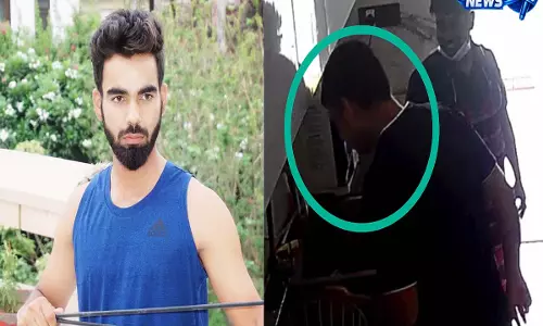 कंटेंट क्रिएटर लखन अर्जुन रावत के घर के कुक का वीडियो वायरल, खाने को लेकर विवाद खड़ा हुआ कंटेंट क्रिएटर लखन अर्जुन रावत के घर के कुक का वीडियो वायरल, खाने को लेकर विवाद खड़ा हुआ