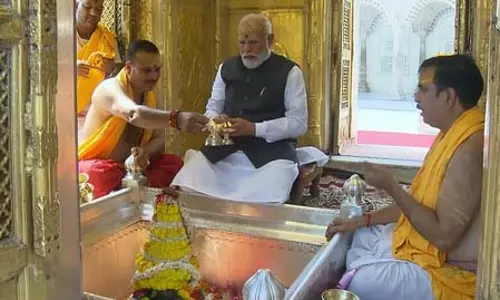 पीएम मोदी ने काशी विश्वनाथ मंदिर में किया दर्शन-पूजन, बच्चों से मिले, गूंजे हर हर महादेव के जयकारे