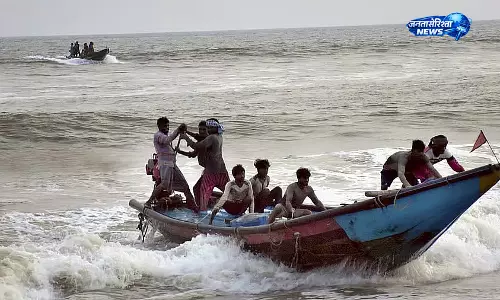 Sri Lankan की कस्टडी से रिहा 15 तमिलनाडु मछुआरे भारत लौटे Sri Lankan की कस्टडी से रिहा 15 तमिलनाडु मछुआरे भारत लौटे