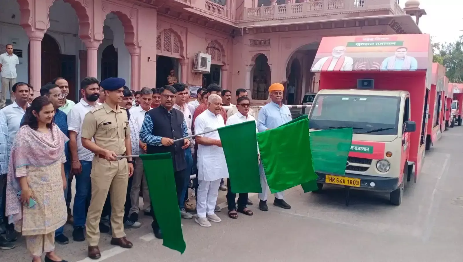 Bikaner: बीकानेर से ग्राम रथ अभियान का शुभारंभ Bikaner: बीकानेर से ग्राम रथ अभियान का शुभारंभ