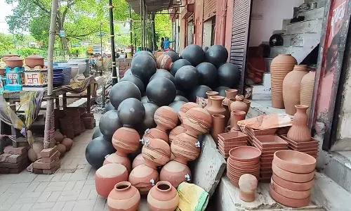 Jaipur: गर्मी में मटकों की बिक्री ने पकड़ी रफ्तार Jaipur: गर्मी में मटकों की बिक्री ने पकड़ी रफ्तार