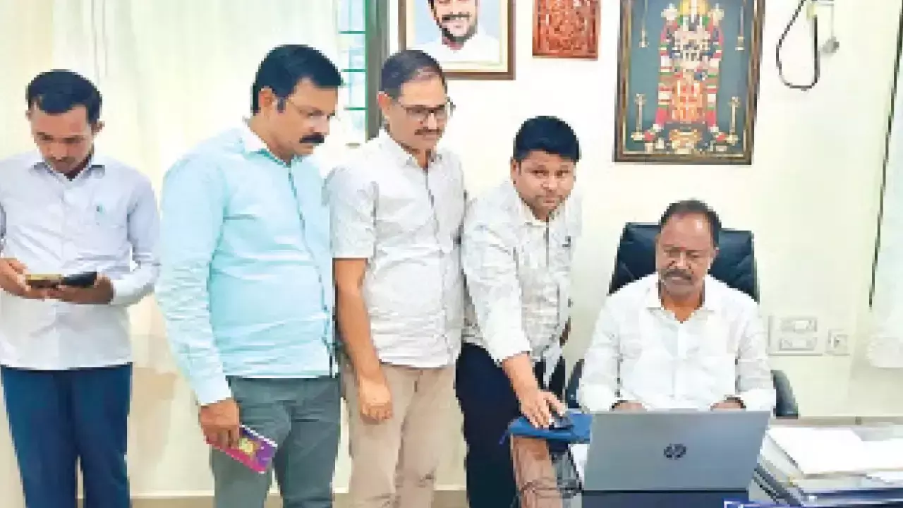 Telangana: विधायक गंद्रा ने घर का ब्योरा दर्ज कराया Telangana: विधायक गंद्रा ने घर का ब्योरा दर्ज कराया