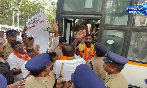उमर खालिद के किताब से जुड़े कार्यक्रम में BJP युवा मोर्चा का विरोध, कई लोग हिरासत में लिए गए उमर खालिद के किताब से जुड़े कार्यक्रम में BJP युवा मोर्चा का विरोध, कई लोग हिरासत में लिए गए