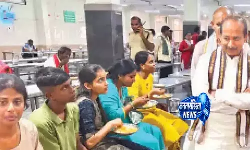 TTD ईओ ने तिरुचनूर में अन्नाप्रसादम सेवाओं की समीक्षा की TTD ईओ ने तिरुचनूर में अन्नाप्रसादम सेवाओं की समीक्षा की