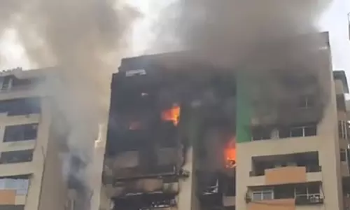 Ghaziabad : इंदिरापुरम के गौर ग्रीन एवेन्यू अपार्टमेंट में भीषण आग
