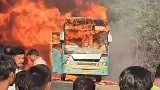 Dewas: देवास में चलती बस में लगी भीषण आग