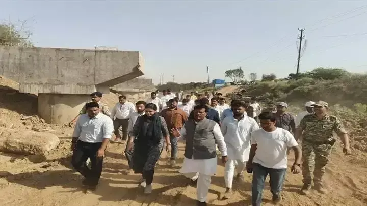 Gwalior: नगर निगम आयुक्त के साथ साइट पर पहुंचे सांसद Gwalior: नगर निगम आयुक्त के साथ साइट पर पहुंचे सांसद