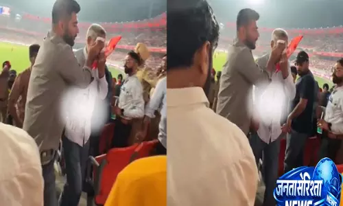 IPL 2026: पंजाब किंग्स मैच में बुजुर्ग फैन घायल, अफरा-तफरी के बीच दर्शकों ने की मदद, वीडियो वायरल IPL 2026: पंजाब किंग्स मैच में बुजुर्ग फैन घायल, अफरा-तफरी के बीच दर्शकों ने की मदद, वीडियो वायरल