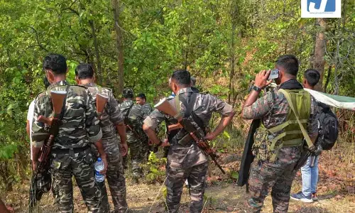 जंगलों में नक्सलियों और सुरक्षाबलों के बीच मुठभेड़, सर्च ऑपरेशन तेज जंगलों में नक्सलियों और सुरक्षाबलों के बीच मुठभेड़, सर्च ऑपरेशन तेज