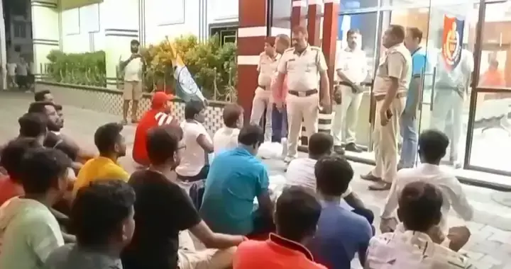Asansol: पुलिस थाने के बाहर तृणमूल का प्रदर्शन Asansol: पुलिस थाने के बाहर तृणमूल का प्रदर्शन