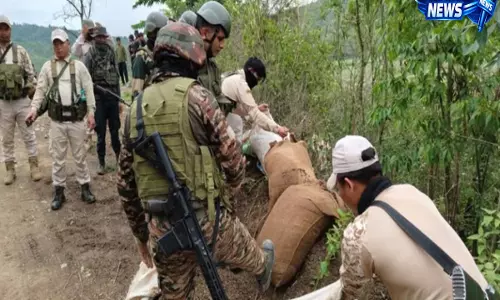 Manipur: संयुक्त अभियान में सुरक्षा बलों ने 12 बंकर ध्वस्त किए, हथियार और गोला-बारूद बरामद Manipur: संयुक्त अभियान में सुरक्षा बलों ने 12 बंकर ध्वस्त किए, हथियार और गोला-बारूद बरामद