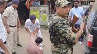 Kolkata: कोलकाता में मतदान के दौरान कई इलाकों में तनाव Kolkata: कोलकाता में मतदान के दौरान कई इलाकों में तनाव