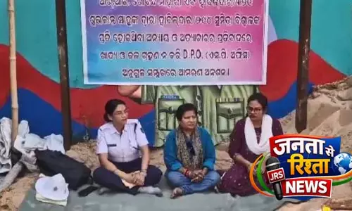 अंगुल में Police हवलदार न्याय की मांग को लेकर एसपी ऑफिस के सामने धरने पर बैठे अंगुल में Police हवलदार न्याय की मांग को लेकर एसपी ऑफिस के सामने धरने पर बैठे