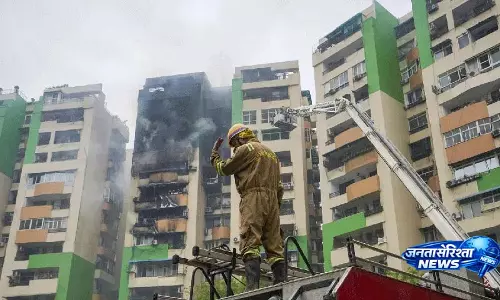 Ghaziabad की गौर ग्रीन एवेन्यू हाउसिंग सोसायटी के फ्लैटों में भीषण आग लगी Ghaziabad की गौर ग्रीन एवेन्यू हाउसिंग सोसायटी के फ्लैटों में भीषण आग लगी