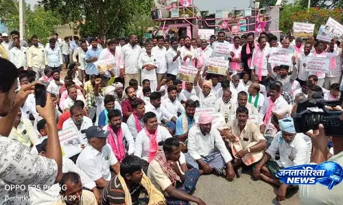 धान खरीद के लिए Nagarkurnool में किसानों का विरोध प्रदर्शन