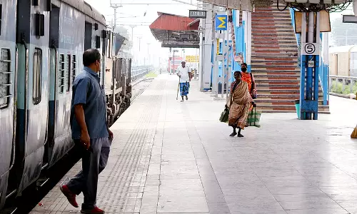 कल्याण स्टेशन पर RPF ASI ने चलती ट्रेन से गिर रही महिला और बच्चे को बचाया कल्याण स्टेशन पर RPF ASI ने चलती ट्रेन से गिर रही महिला और बच्चे को बचाया