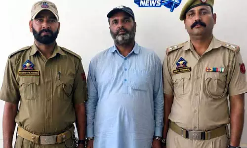 Jammu: सुरक्षा बलों ने की कार्रवाई, कानून सख्ती से लागू Jammu: सुरक्षा बलों ने की कार्रवाई, कानून सख्ती से लागू