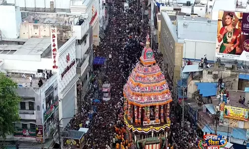 Tamil Nadu: मदुरै में भव्य चिथिरई महोत्सव कार जुलूस में हजारों भक्त शामिल हुए