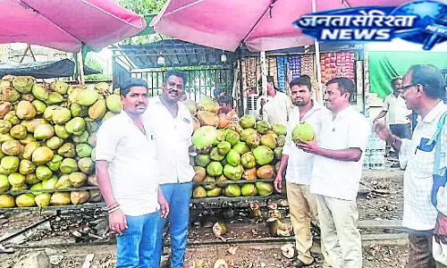 Karnataka : नारियल पानी और तरबूज की मांग बढ़ी Karnataka : नारियल पानी और तरबूज की मांग बढ़ी